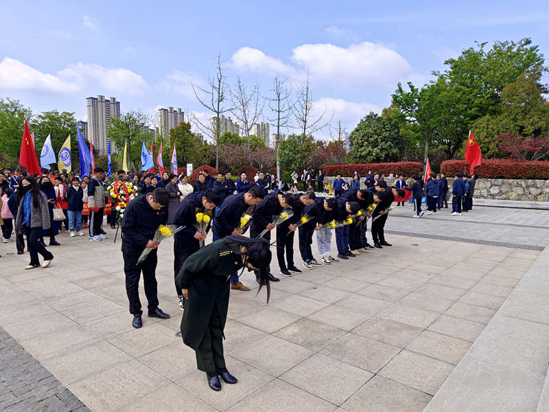 道路合周高速04標(biāo)黨支部聯(lián)合阜南項(xiàng)目到阜陽(yáng)市和平公園革命烈士紀(jì)念館開展“祭先烈 學(xué)黨史 悟思想 建新功”活動(dòng)